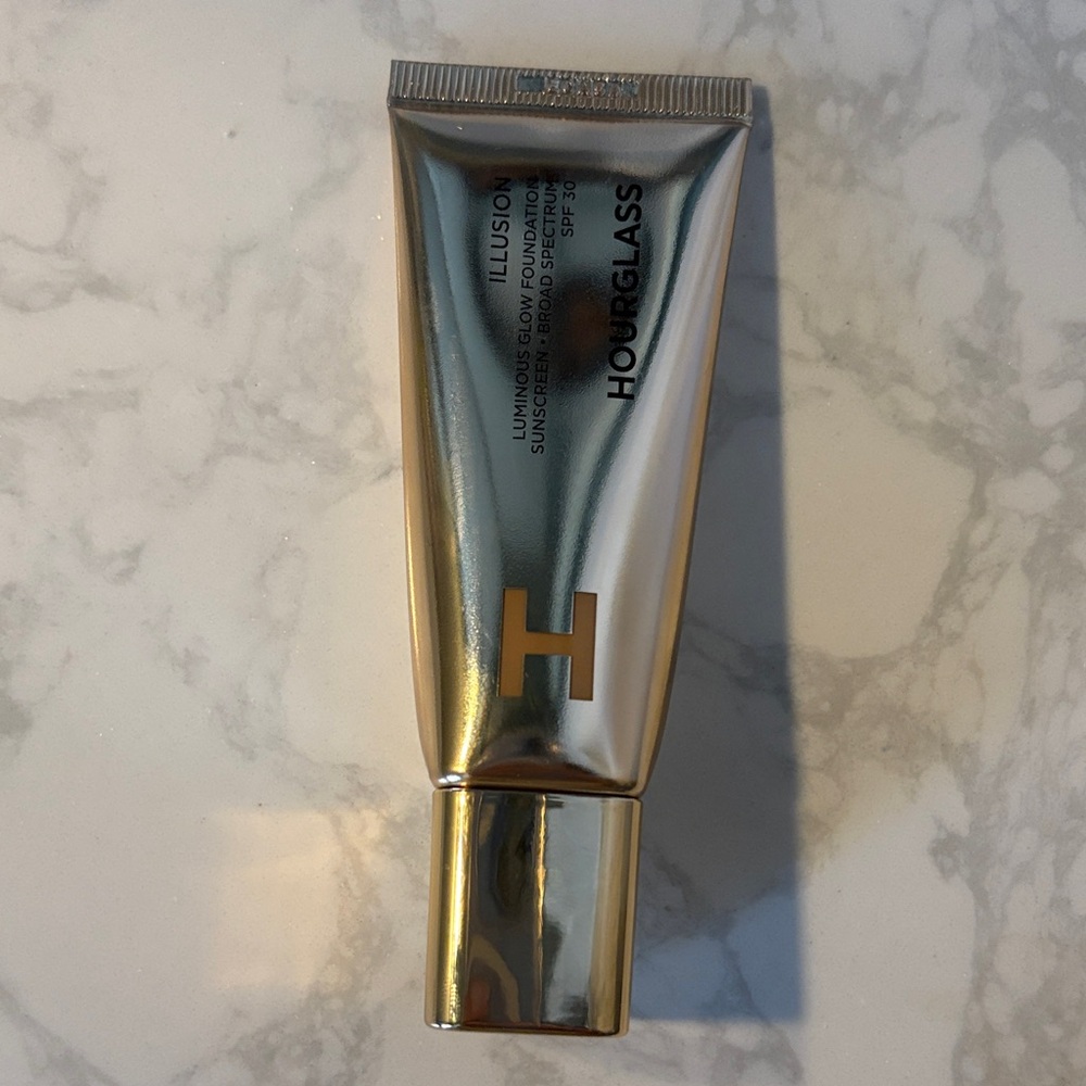 Hourglass Luminous Illusion Foundation - shade 19.5